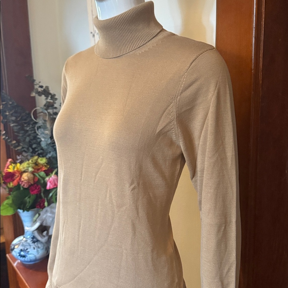 NWT northern reflections size s,  cotton Classic Tan caramel Turtleneck Sweater